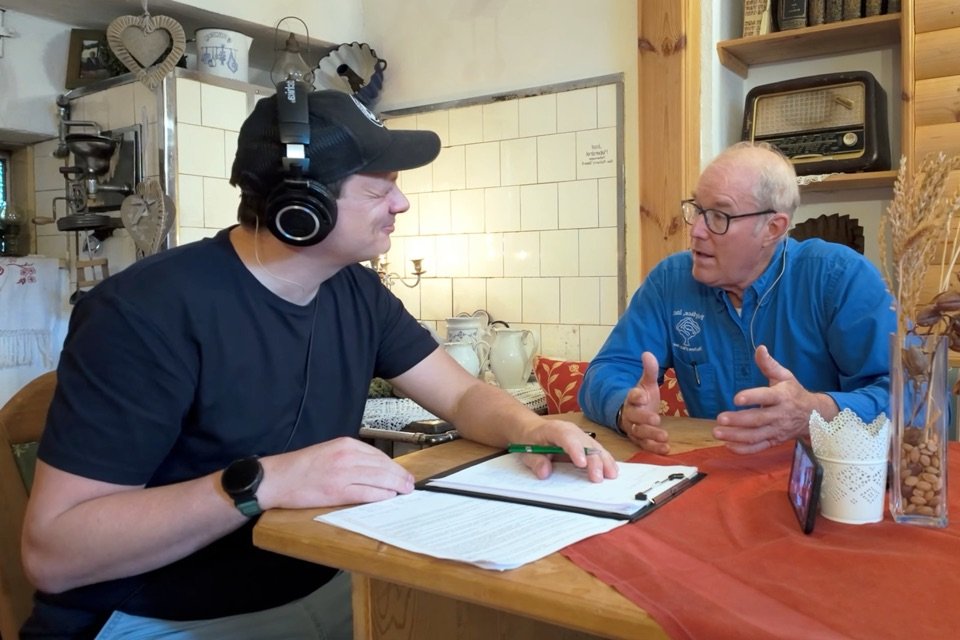 Willy Geiger im Gespräch am Küchentisch, Aufnahme für den Podcast „Bauer to the People“