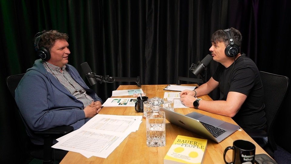 Willy Geiger im Studio, Aufnahme für den Podcast „Bauer to the People“